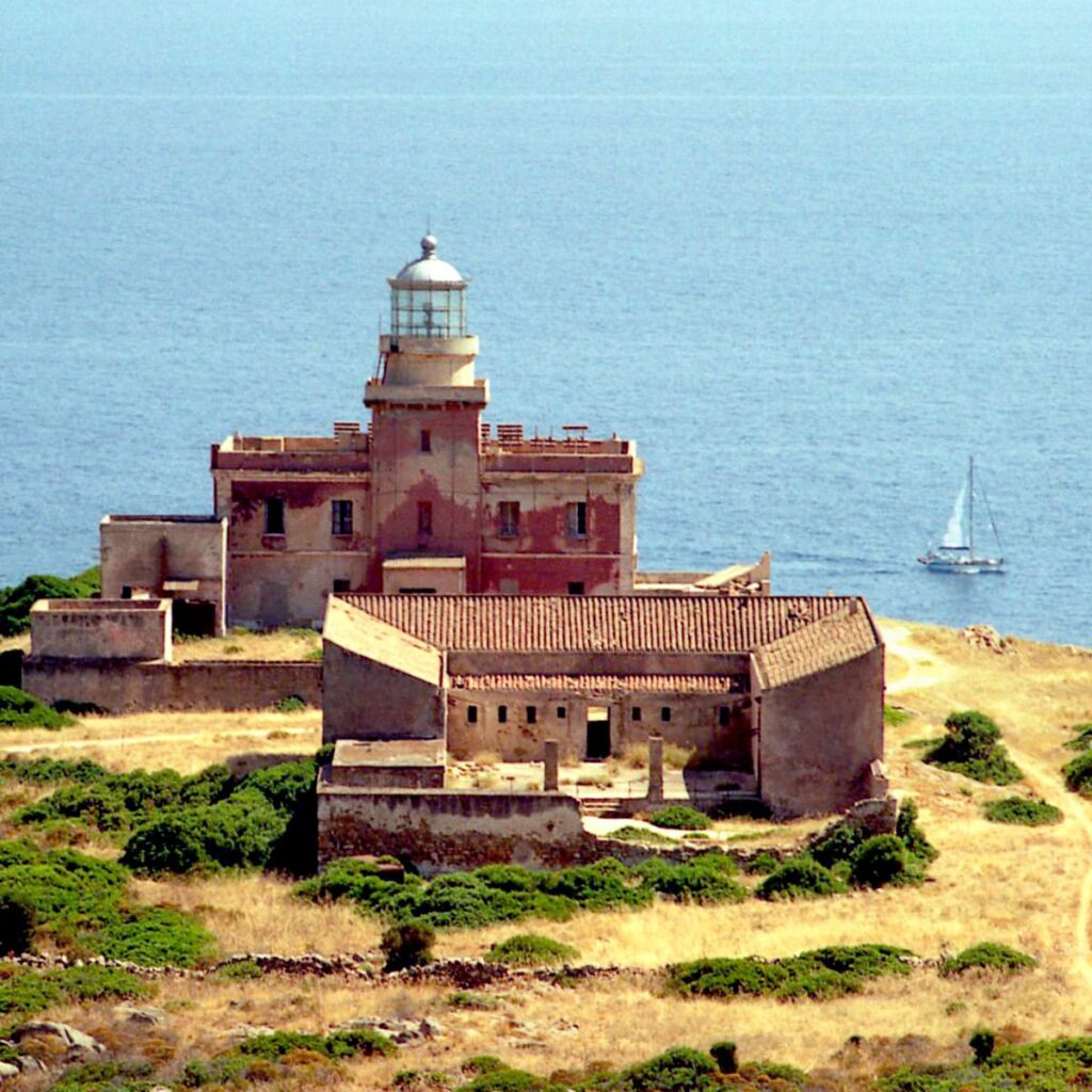 New Fari - Faro Capo-Spartivento in stato d'abbandono